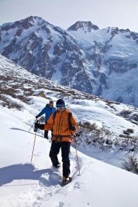 In discesa con le racchette da neve verso Kutgully (foto Matteo Zanga)