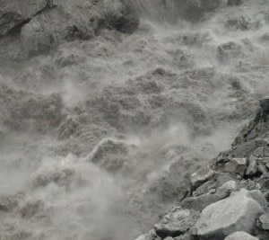 L'Hunza-River dopo la rottura degli argini del lago (photo pamirtimes.net)