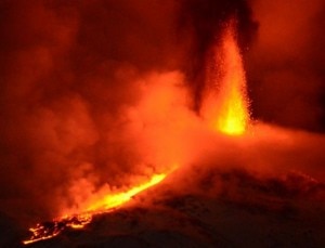 La nuova eruzione dell'Etna, lava sulla neve 2 (Photo courtesy Repubblica.it)