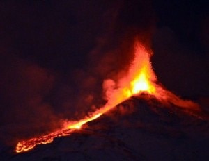 La nuova eruzione dell'Etna, lava sulla neve 3 (Photo courtesy Repubblica.it)