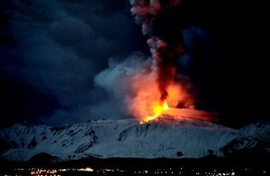 La nuova eruzione dell'Etna, lava sulla neve (Photo courtesy Repubblica.it)