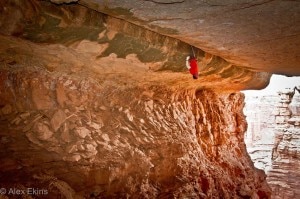 Pete Whittaker su Century Crack (Photo Alex Ekins - www.ukclimbing.com)