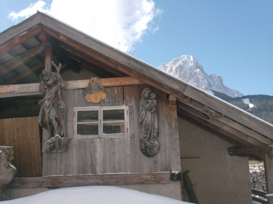 Sculture In Legno Della Val Gardena Sculture di legno, gioielli della Val Gardena - Montagna.TV