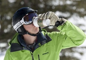 Sciatore con un caldo Starbucks (Photo courtesy springwise.com)