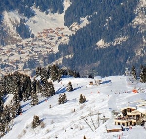 Il comprensorio sciistico di Les Contamines-Montjoie e il paese sul fondo valle (© Agence NUTS - OT Les Contamines-Montjoie)