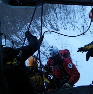 Fase di recupero dell'escursionista da parte dei soccorritori (Photo Cnsas/Ricciardulli)