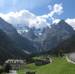 La frazione di Trafoi e il massiccio dell'Ortles sullo sfondo (Photo courtesy of www.panoramio.com/user/2425183)