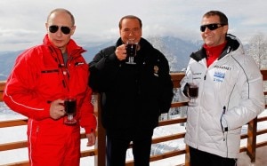 Berlusconi, Putin, Medvedev con il vin brulè in rifugio (Photo Afp courtesy of Ilpost.it)