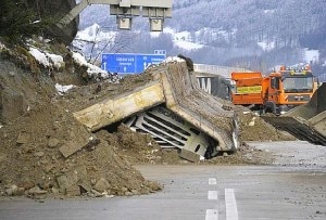 Crolla un muro sull'A13 (Photo Epa )