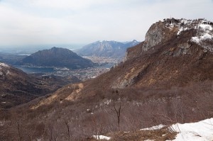 A destra il pizzo d'Erna (1362m), dove sale la funivia (Photo courtesy aereisentieri.it)