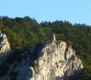 Il cippo che ricorda Emilio Comici in Val Rosandra