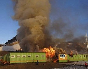 La base Ferraz in fiamme (Photo allvoices.com)