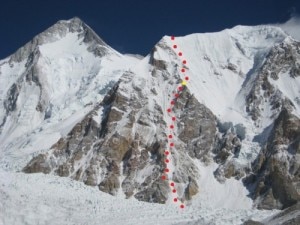 La via nuova aperta da Goeschl e compagni indicata coi punti rossi. Dietro, la cresta sud che stavano percorrendo per andare in cima al GI (Photo courtesy karakorumclimb.wordpress.com)