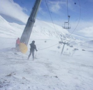 Tecnici al lavoro per ripristinare la seggiovia Le Fontari di Campo Imperatore (Photo GdF/Assergi Racconta)