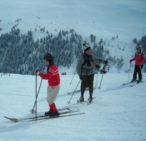 Sciatori con la vecchia attrezzatura in legno (Photo courtesy of www.dovesciare.it)