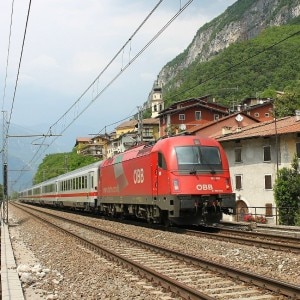 Treno lungo la Ferrovia del Brennero transita da Serravalle all'Adige (Photo Peter Boere courtesy of www.flickr.com)