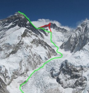 La linea di salita all'Everest in verde, e quella di ritorno che passa dalla vetta del Lhotse in rosso (Photo rauschderberge.de)