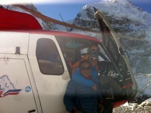 I 3 piloti protagonisti di diverse operazioni di recupero in questi giorni -Maurizio Folini Simone Moro Sherkan Ashish a 5300 m, campo base dell'Everest