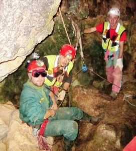 Igor D'India esce dalla Grotta del Pidocchio 