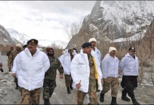 Kayani visiting avalanche location (Photo courtesy thenews.com