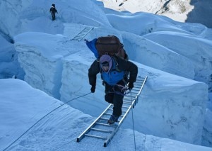 Uno Sherpa attraversa l'Icefall (photo Mark Jenkins - ngm.nationalgeographic.com)