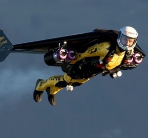 Yves "Jetman" Rossy in volo (Photo courtesy of www.jetman.com)