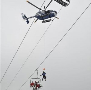 Un soccorritore viene calato dall'elicottero per soccorrere due degli sciatori bloccati (Photo DL/Philippe CHAMBIER)