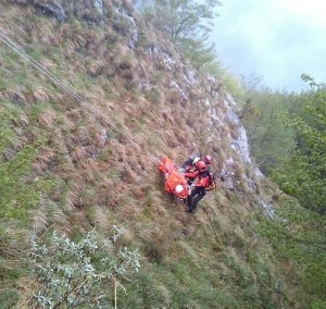 Il recupero della donna da parte del Soccorso Alpino (Photo courtesy of Cnsas Veneto)