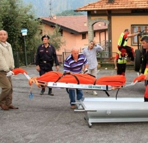 Il recupero e il trasporto della salma da parte dei volontari del Soccorso Alpino (Photo courtesy of selva selva / laprovinciadicomo.it)