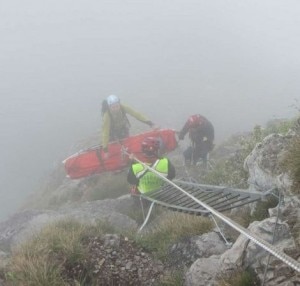 Il recupero della donna ferita reso difficoltoso a causa della nebbia (Photo LECCO / www.laprovinciadilecco.it )