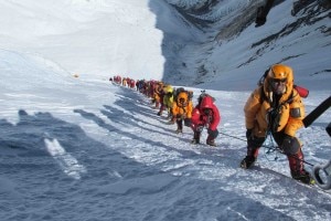 Coda in salita all'Everest 2(Foto Simone Moro)