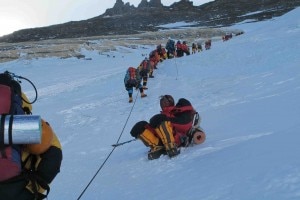 Coda in salita all'Everest (Foto Simone Moro)