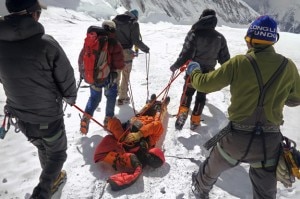 Cory Richards soccorso sull'Everest (Photo Mark Jenkins courtesy of ngm.nationalgeographic.com) - Mark Jenkins, Andy Bardon, e 8 Sherpa trasportano Richards dalla Western Cwm al Campo 1.