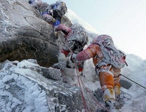 Everest in salita (Photo courtesy explorersweb.com)