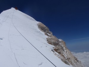 Guy Cotter sotto la vetta del Manaslu (Photo http://www.adventureconsultants.com)