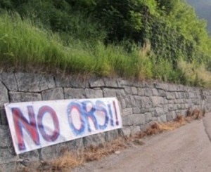 Striscioni anti-orso in Val Rendena (Photo trentinocorrierealpi)