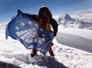 Tenzing in vetta all'Everest con la bandiera EvK2cnr