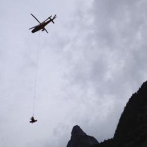 Il recupero dell'uomo da parte dell'elicottero (Photo Cnsas veneto)
