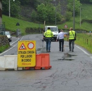 A Gandellino strada chiusa e tecnici al lavoro per la frana (Photo fronzi K9/l'eco di Bergamo.it)