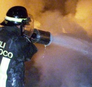 Vigili del fuoco intervengono per domare le fiamme (Photo courtesy of www.ilgiorno.it)