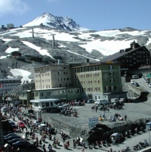 Passo dello Stelvio durante il Motoraduno (Photo courtesy of www.motoraduno-stelviointernational.com/)