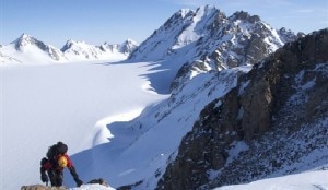 Natasha Sebire verso la cima del Castle Peak_ dietro il Mr Mighty la cima più alta  lungo la cresta (Photo Gemma Woldendorp)