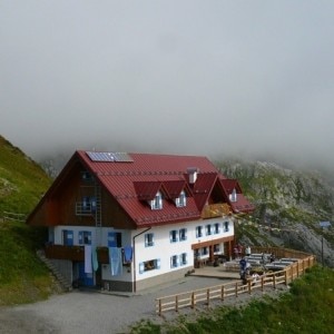 Rifugio Giovanni e Olinto Marinelli (Photo courtesy www.naturamediterraneo.com)