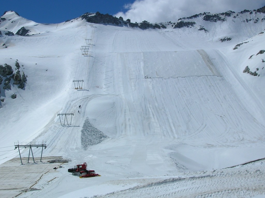 Stesura teli geotessili sul ghiacciaio presena (Photo courtesy adamelloski.it) 