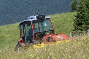 Trattore con falciatrice (photo courtesy tractorum.it)