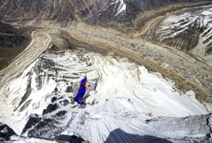 Valery Rozov in base jumping dallo Shivling (Photo Viktor Volodin - Red Bull ) Valery Rozov in base jumping dallo Shivling (Photo Viktor Volodin - Red Bull )