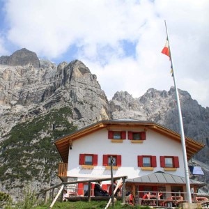 Rifugio Carestiato e Moiazza (Photo Enrico Bruniera courtesy of www.provincia.belluno.it)