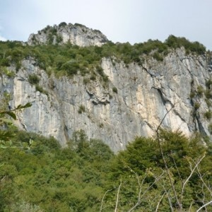 Falesia del Vaccarese, una delle zone di ricerca (Photo courtesy of Scuola di Alpinismo e Scialpinismo Guido Della Torre)