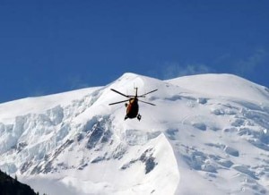Elicottero di soccorso verso il Mont Maudit (Photo courtesy afp.com)
