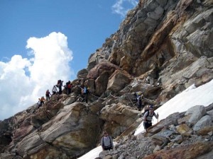 Corde fisse in discesa dal Rifugio Mantova (Photo courtesy climbandtrek.it)